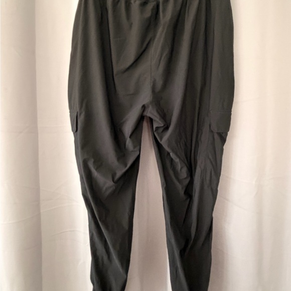 EUC Women’s XL Old Navy Sleek Tech Black Cargo Pants - Picture 3 of 5